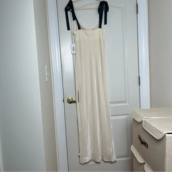 NWT Reformation Nya Velvet Maxi Dress Size‎ Medium - Picture 5 of 6